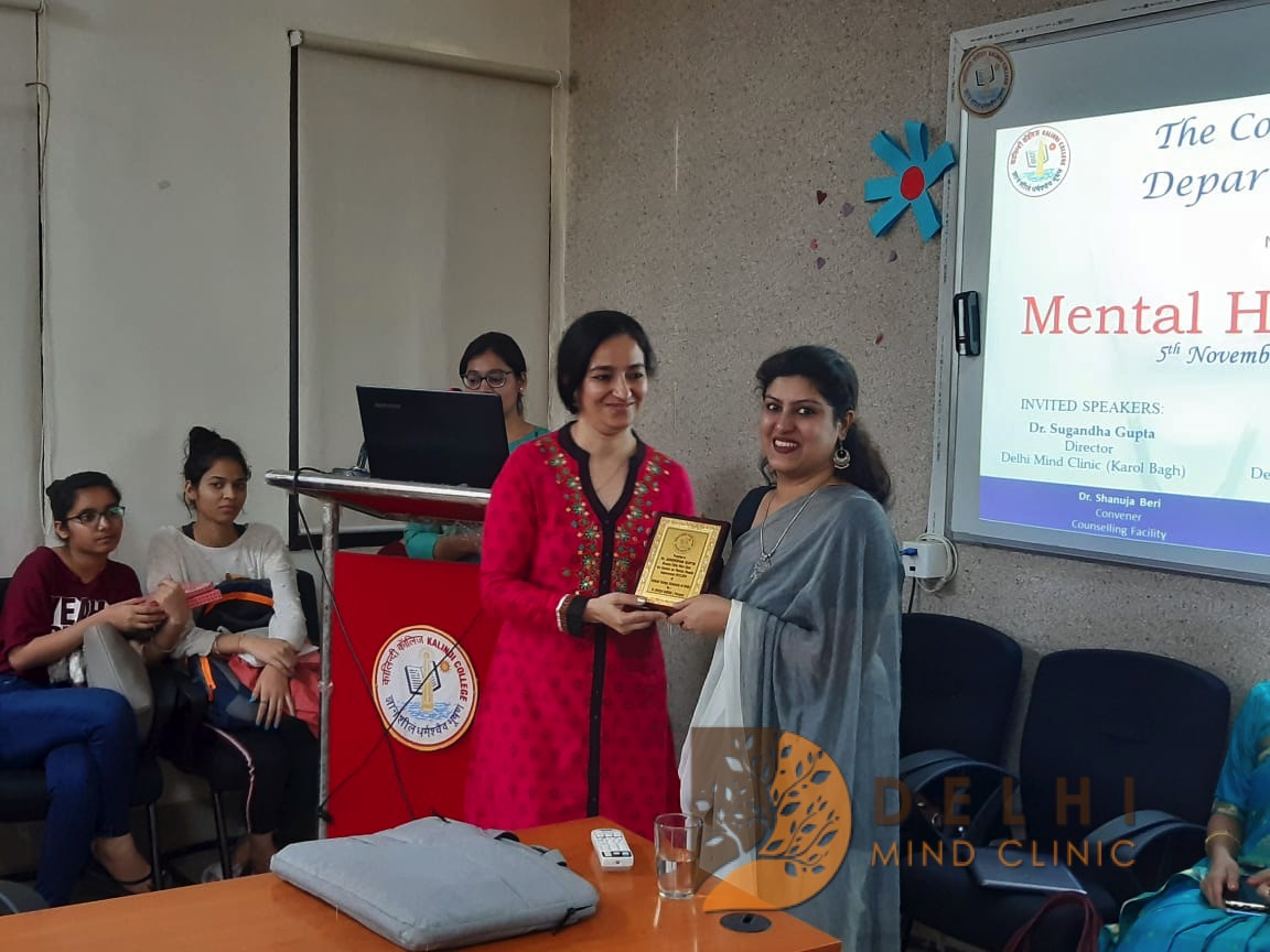 dr-sugandha-gupta-being-presented-with-trophy